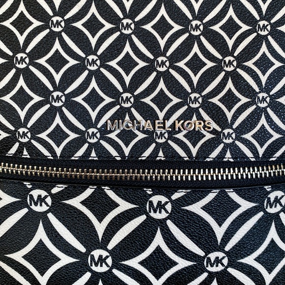 Michael Kors adjustable medium size backpack - Picture 2 of 15